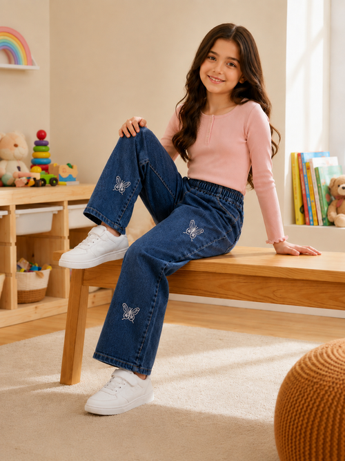 Dana – Weite Mädchenjeans mit Schmetterlingen in Weiß