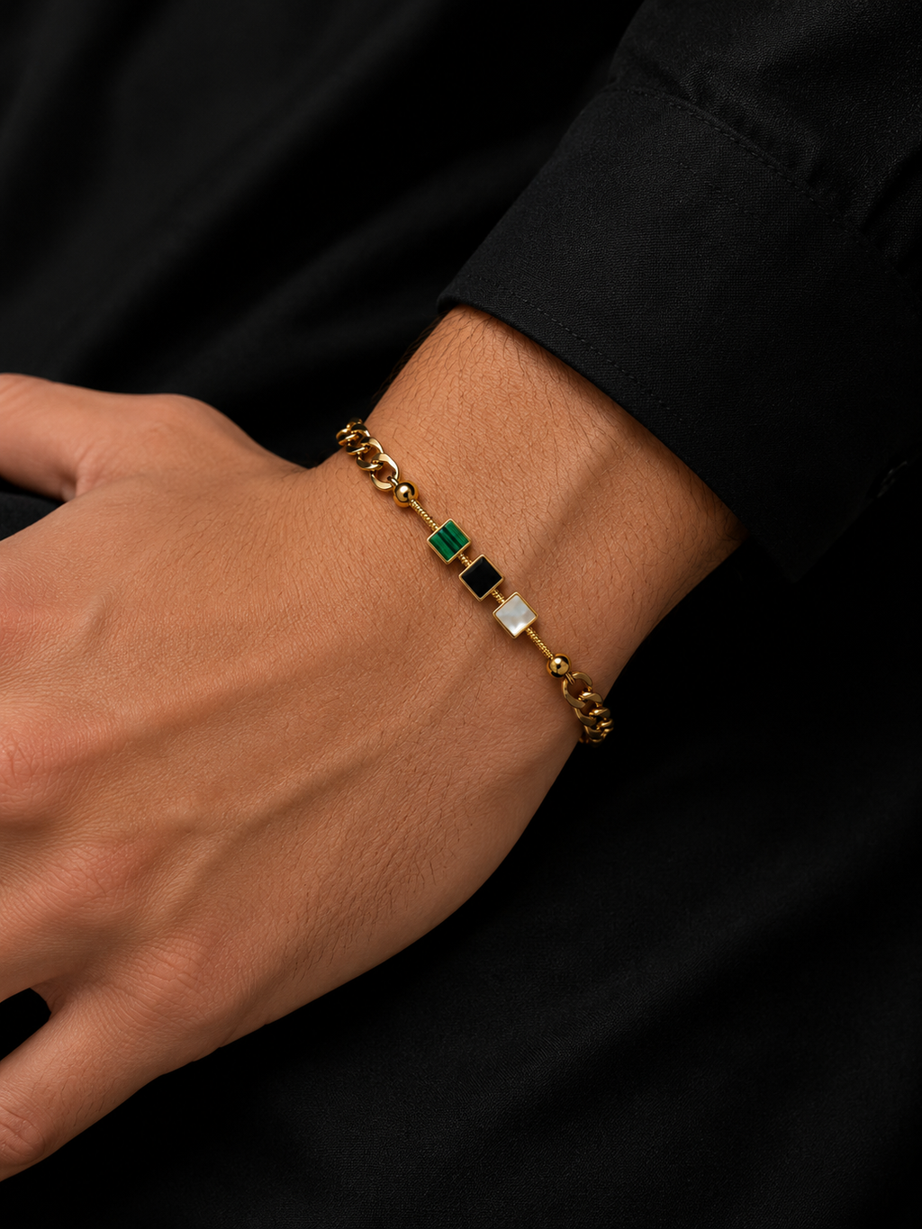 Qamar – Armband goldfarben, Panzerkette mit drei Stein-Quadraten