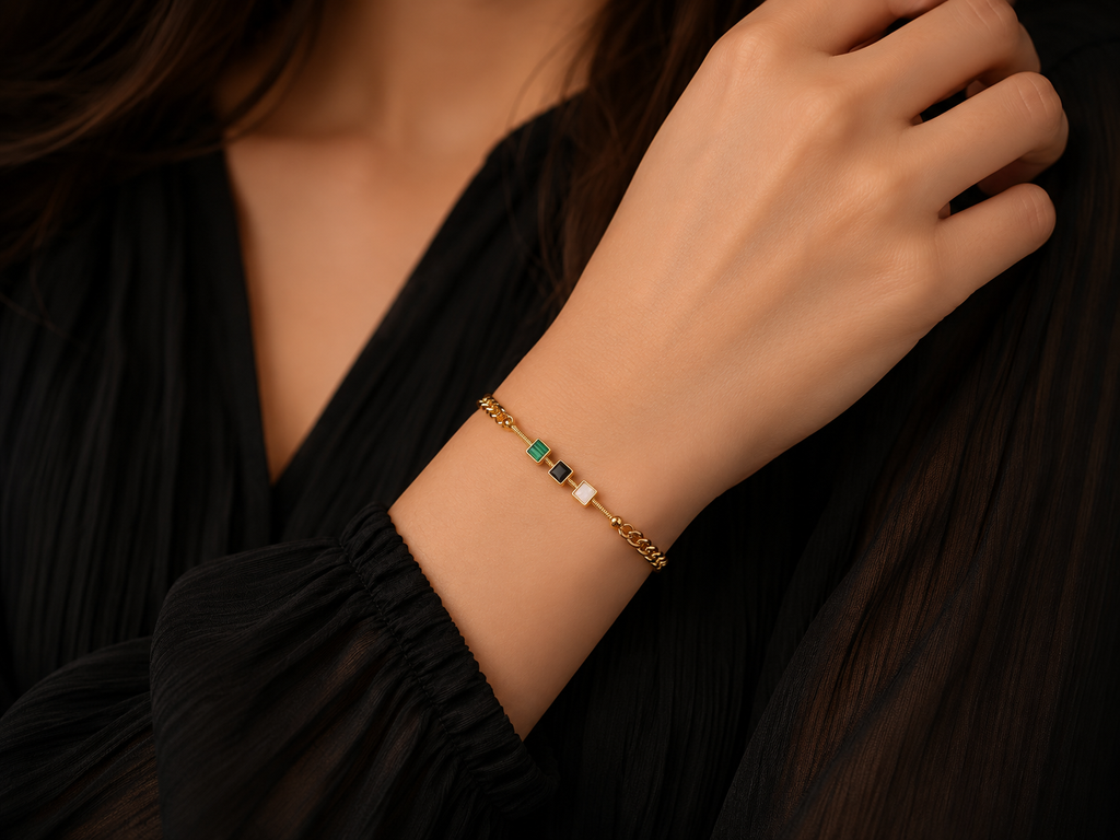 Qamar – Armband goldfarben, Panzerkette mit drei Stein-Quadraten
