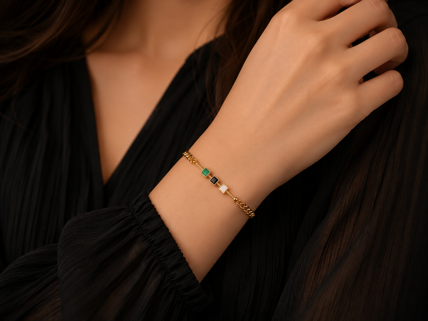 Qamar – Armband goldfarben, Panzerkette mit drei Stein-Quadraten